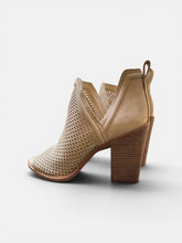 Vince Camuto - Size 9